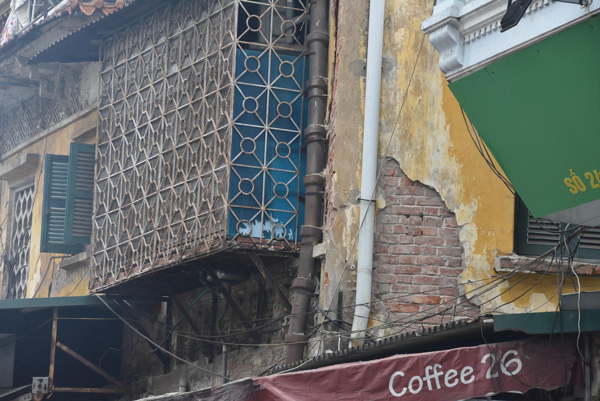 Tuy nhiên, biệt thự này cũng đang có dấu hiệu xuống cấp, những hộ gia đình bên trong căn biệt thự cũng tiến hành cơi nới để có thêm diện tích sinh hoạt.