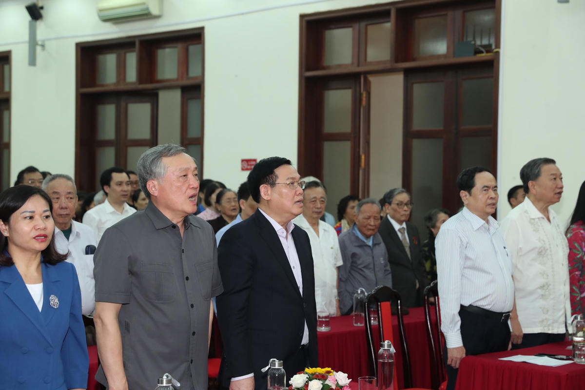 Các đại biểu và nhân dân tổ dân phố số 6 thực hiện nghi lễ chào cờ.