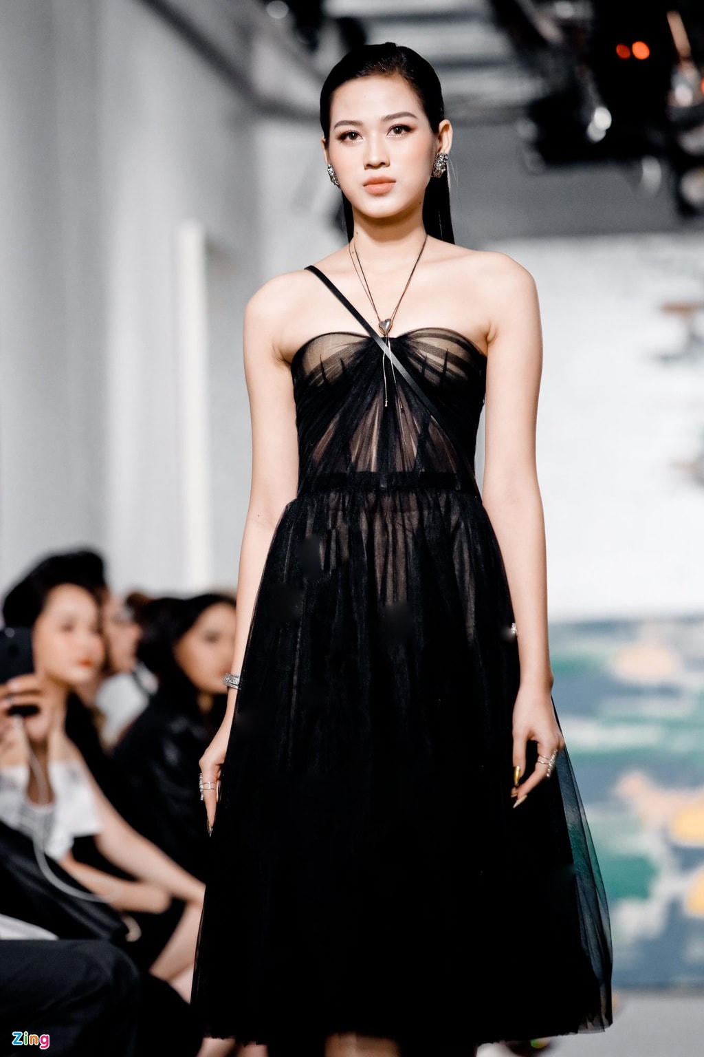 Ngoài các sự kiện giải trí, Hoa hậu Đỗ Thị Hà còn trở thành gương mặt mới trên sàn catwalk, trình diễn trong khuôn khổ Việt Nam International Fashion Week. Trước khi đăng quang, người đẹp sinh năm 2001 từng làm người mẫu ảnh nhưng chưa có nhiều kinh nghiệm sải bước trên sàn diễn thời trang.
