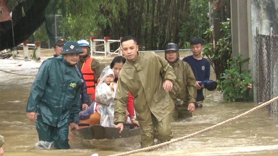 Cứu giúp người dân vùng ngập lụt ở Huế. Ảnh: Lê Hiếu.