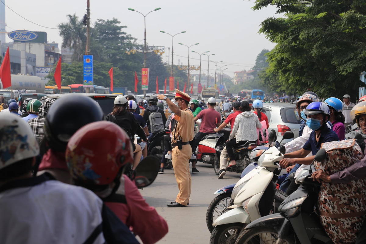 Tại dọc tuyến đường Láng, Trường Chinh hướng về trục đường Giải Phóng, ngay từ sáng tình trạng ùn tắc cục bộ đã xảy ra.
