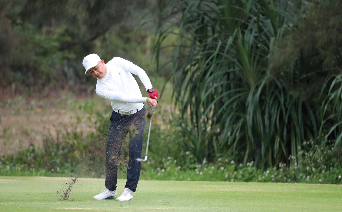 Vận động viên chơi đánh golf.