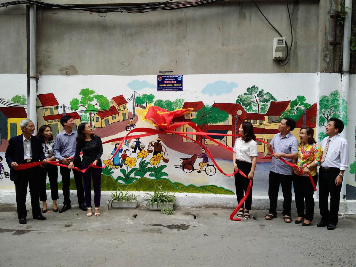 Khánh thành con đường bích họa tại ngõ 36 Xuân Thủy (Cầu Giấy, Hà Nội). Ảnh: Bảo Hân.