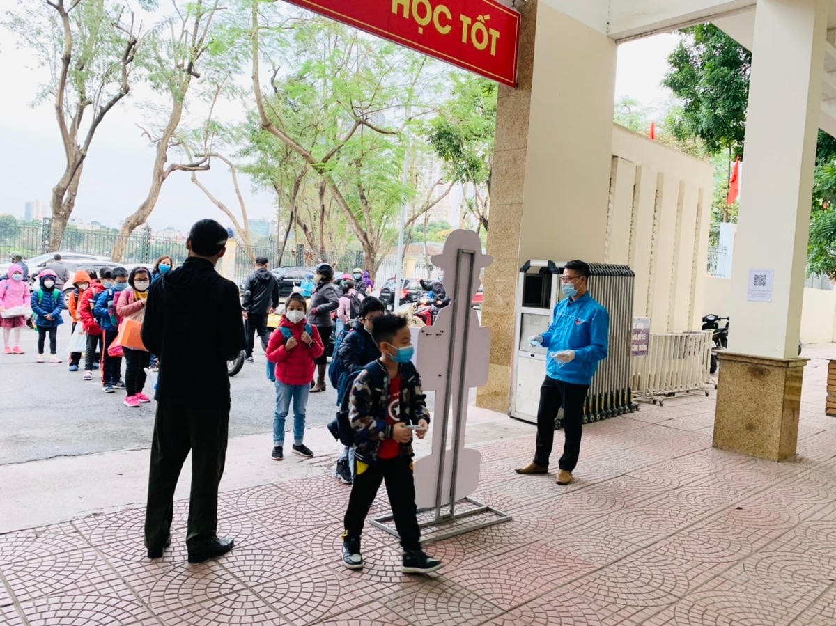 Trường Tiểu học Nghĩa Tân (Cầu Giấy) đón học sinh đến trường.