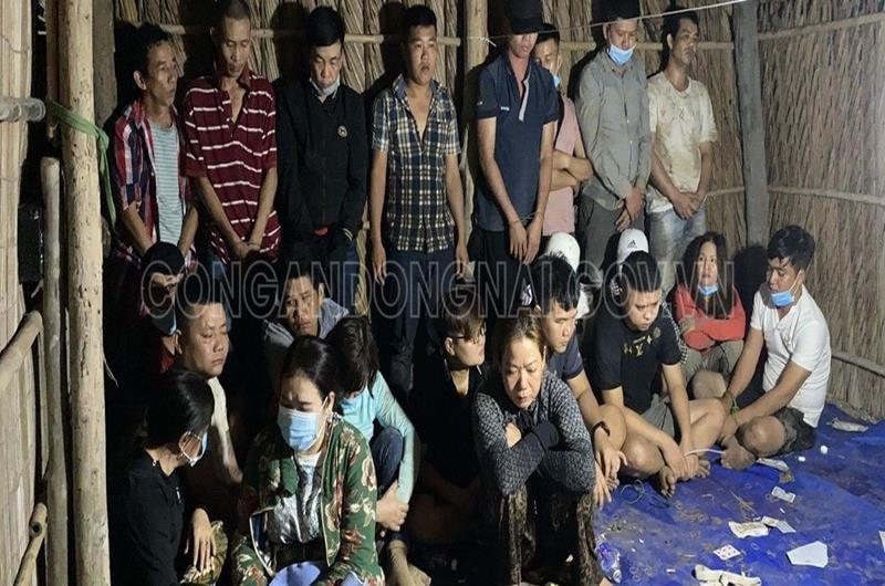 Các đối tượng đánh bạc bị lực lượng Công an bắt giữ. Ảnh: Công an Đồng Nai