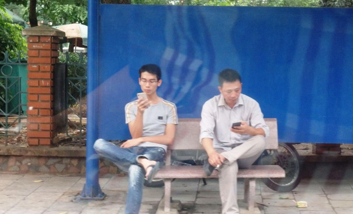 Người chờ đi xe buýt không giãn cách đúng quy định, không đeo khẩu trang!