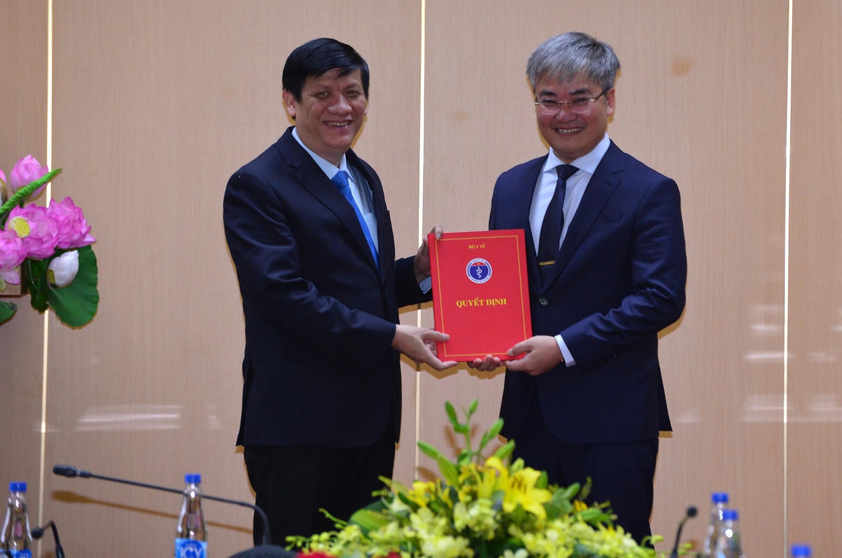 Bộ trưởng Bộ Y tế Nguyễn Thanh Long trao quyết định bổ nhiệm cho nhà báo Trần Tuấn Linh.