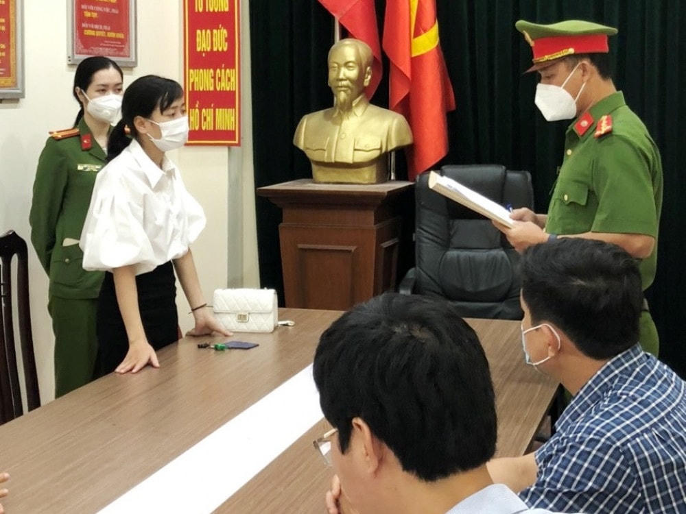 Tống đạt quyết định khởi tố bị can đối với Hoàng Thị Tâm.