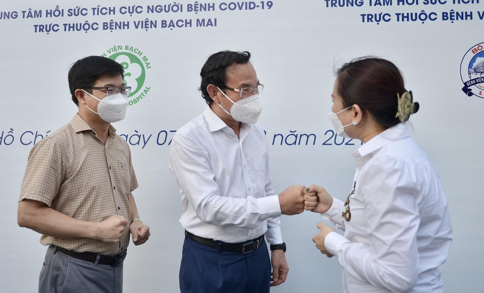 Bí thư Thành ủy Nguyễn Văn Nên cụng tay động viên lực lượng y tế của bệnh viện Trung ương Huế chăm sóc điều trị cho các bệnh nhân mắc Covid-19 nặng, nguy kịch tại trung tâm hồi sức. Ảnh: Tuổi Trẻ.
