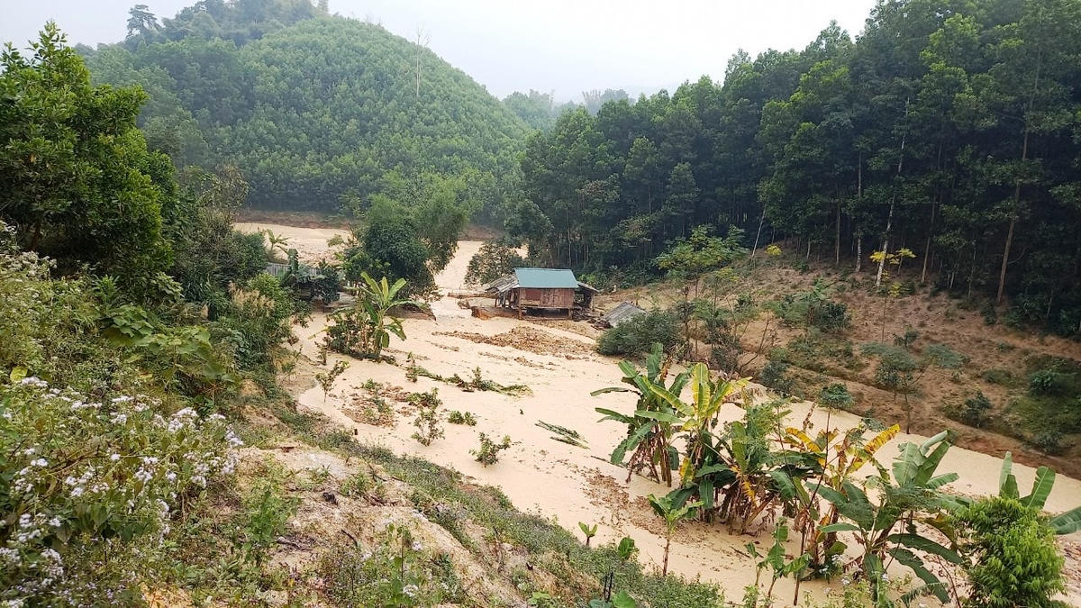 Có khoảng 20.000 m3 đất, 28 tấm bê tông mái và 14 tấm bê tông đáy, 400 m3 đá xây gia cố mái... Nước từ hệ thống kênh thủy lợi này đã gần như ngay lập tức làm ngập úng 3,57 ha sản xuất nông nghiệp và khiến 0,48 ha ao cá trên địa bàn xã Phùng Minh, huyện Ngọc Lặc bị vùi lấp.