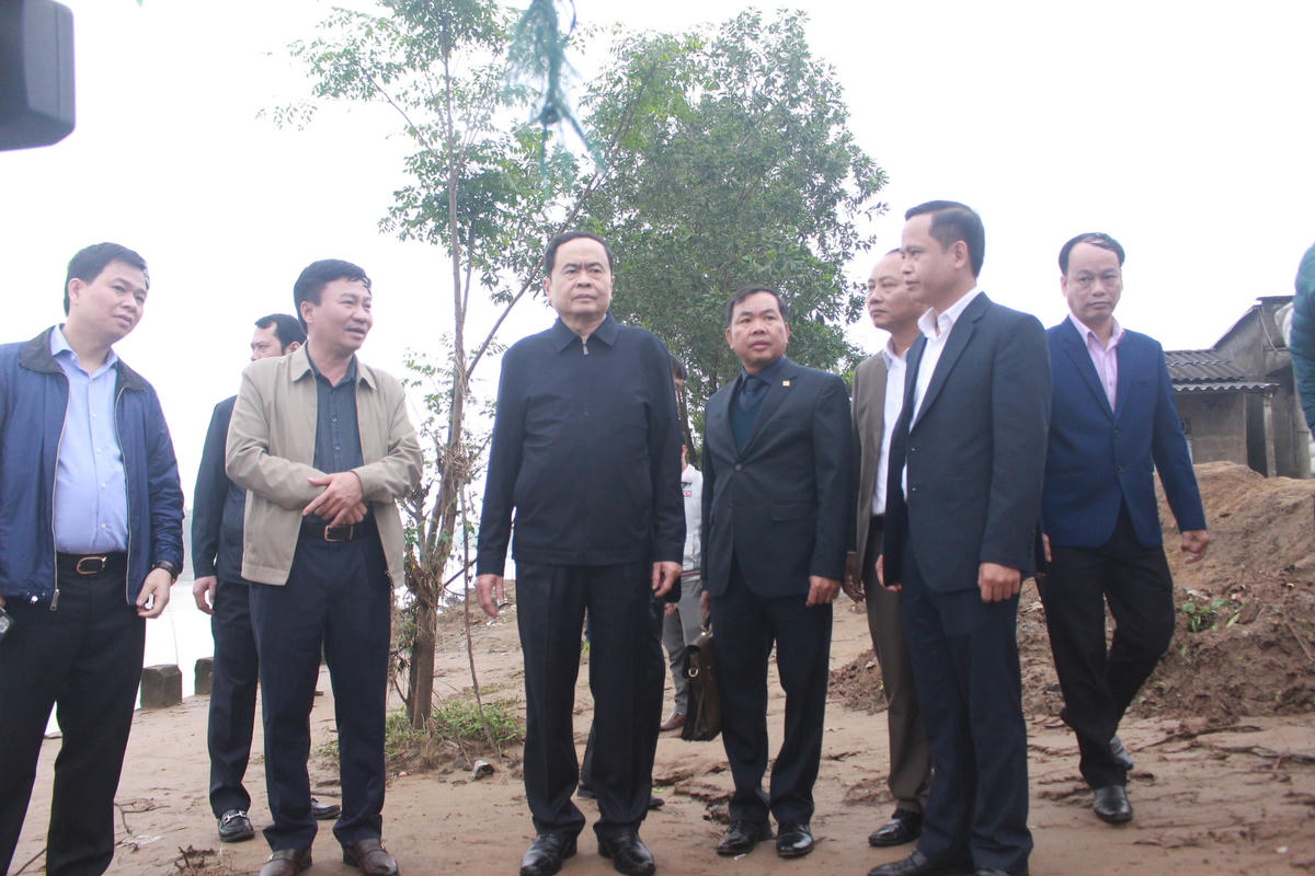 Chủ tịch Trần Thanh Mẫn đi kiểm tra, nắm tình hình thiệt hại do bão lũ gây ra tại xã Triệu Thành.