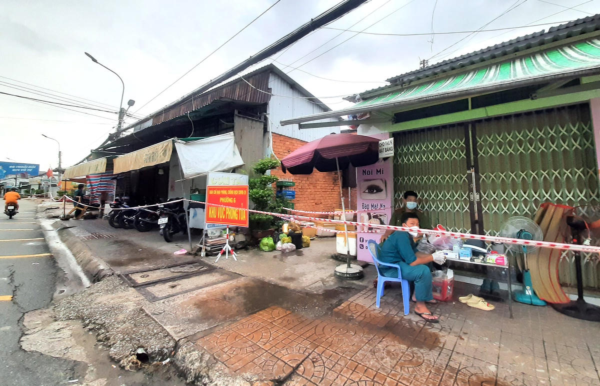 Phong toả khu vực F0 cụ bà bán ve chai ở TP Cà Mau.