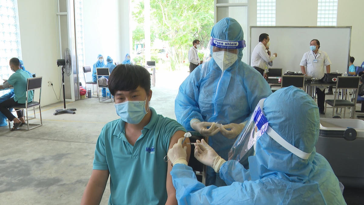 Khẩn trương tiêm vaccine cho công nhân. 