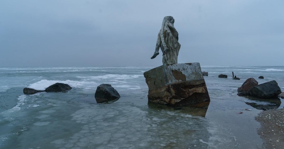  Bức tượng đổ nát nằm tại bãi biển ở vùng ngoại ô Mariupol, Ukraine. Ảnh: Emre Caylak / Al Jazeera.