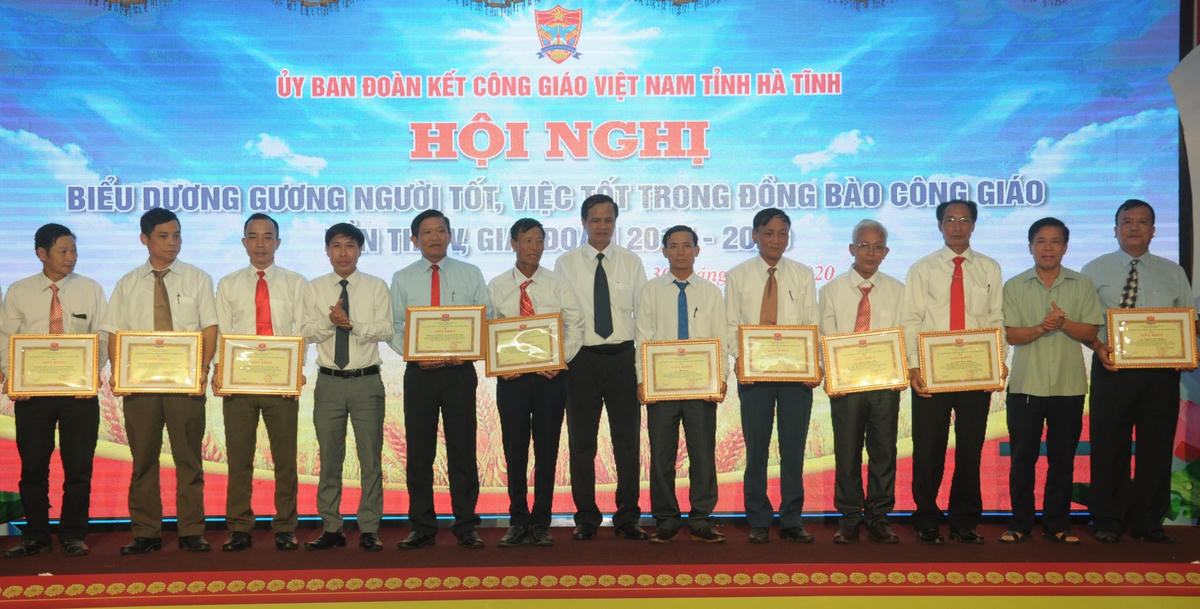 Trao Giấy khen của Ủy ban  Đoàn kết Công giáo Hà Tĩnh cho 14 tập thể, cá nhân xuất sắc.