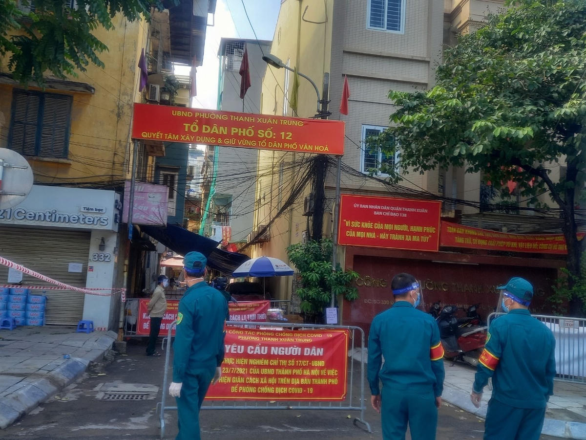 Lực lượng chức năng dựng 2 lớp hàng rào để kiểm soát chặt khu vực cách ly y tế. 