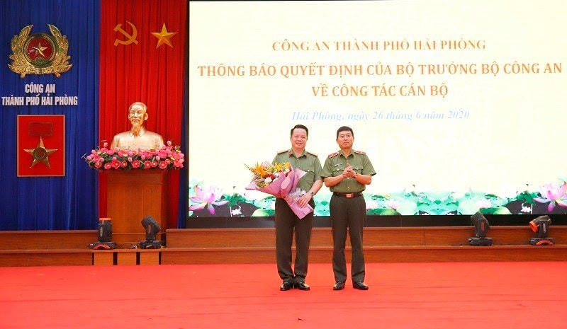 Thiếu tướng Vũ Thanh Chương, Giám đốc Công an TP Hải Phòng tặng hoa chúc mừng Đại tá Nguyễn Quốc Hùng, tân Giám đốc Công an tỉnh Hà Nam.