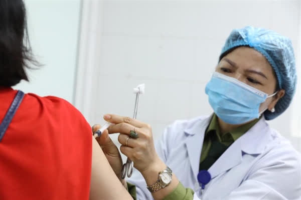 Tiêm thử nghiệm vaccine Nano Covax cho tình nguyện viên. Ảnh: Khôi Nguyên.
