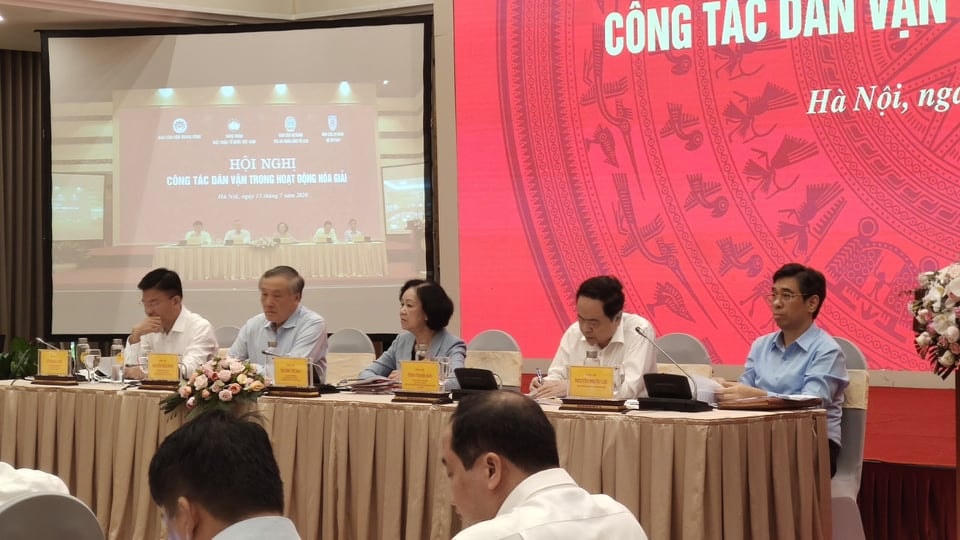 Bà Trương Thị Mai, Trưởng ban Dân vận Trung ương; ông Trần Thanh Mẫn, Chủ tịch UBTƯ MTTQ Việt Nam; ông Nguyễn Hòa Bình, Chánh án TAND tối cao chủ trì Hội nghị.