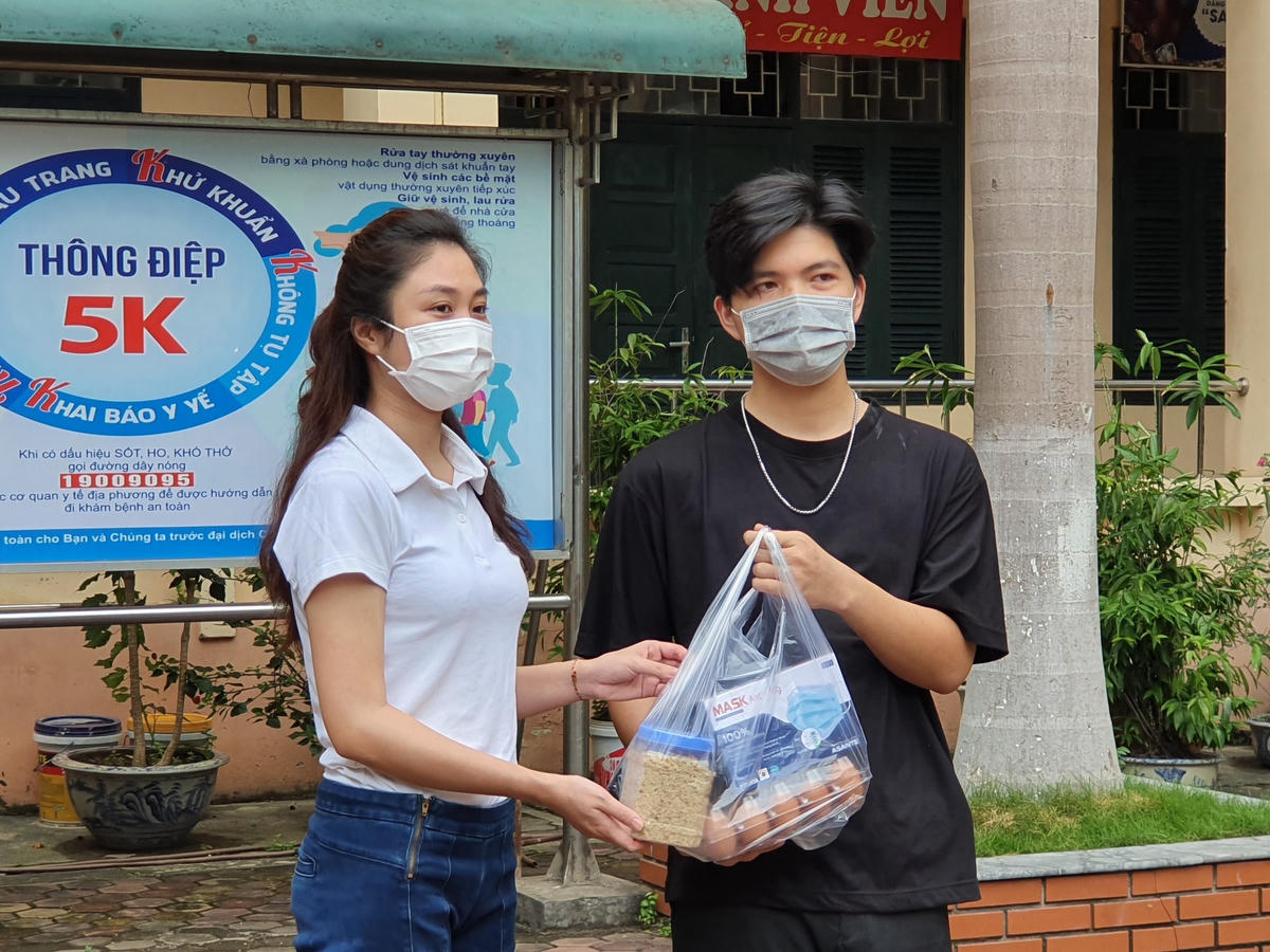 Ngoài việc kêu gọi ủng hộ thông qua nhóm Food Banks Việt Nam trên Facebook, các thành viên của tổ chức này còn thường xuyên thực hiện các buổi đấu giá công khai nhằm tạo quỹ hỗ trợ cho các sinh viên cùng những hoàn cảnh khó khăn trong mùa dịch. 