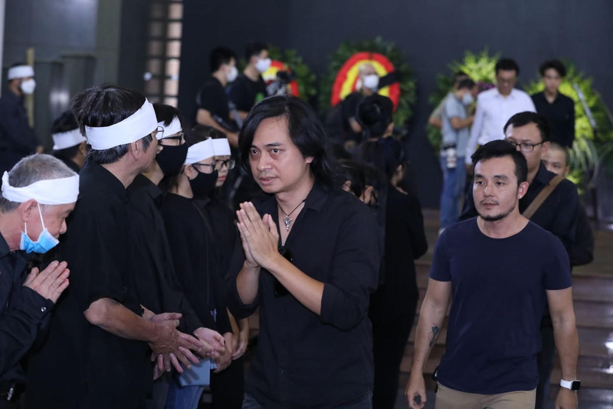 Ban nhạc Bức Tường đến viếng nhạc sĩ Phó Đức Phương.