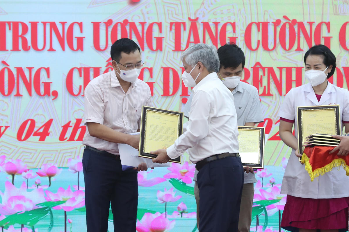 [ẢNH] Gặp mặt, tri ân các y, bác sĩ bệnh viện Trung ương vào Nam chống dịch