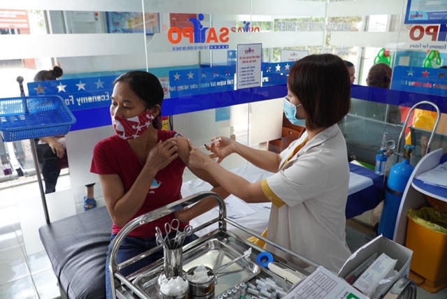 Nhiều người dân tại tỉnh Đắk Nông chủ động đến các cơ sở y tế để tiêm phòng bạch hầu.