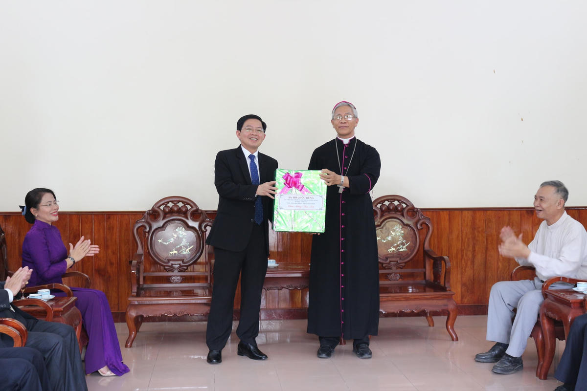 Bí thư Tỉnh ủy Bình Định thăm và chúc mừng Linh mục Nguyễn Văn Khôi,Giám mục Giáo phận Quy Nhơn.
