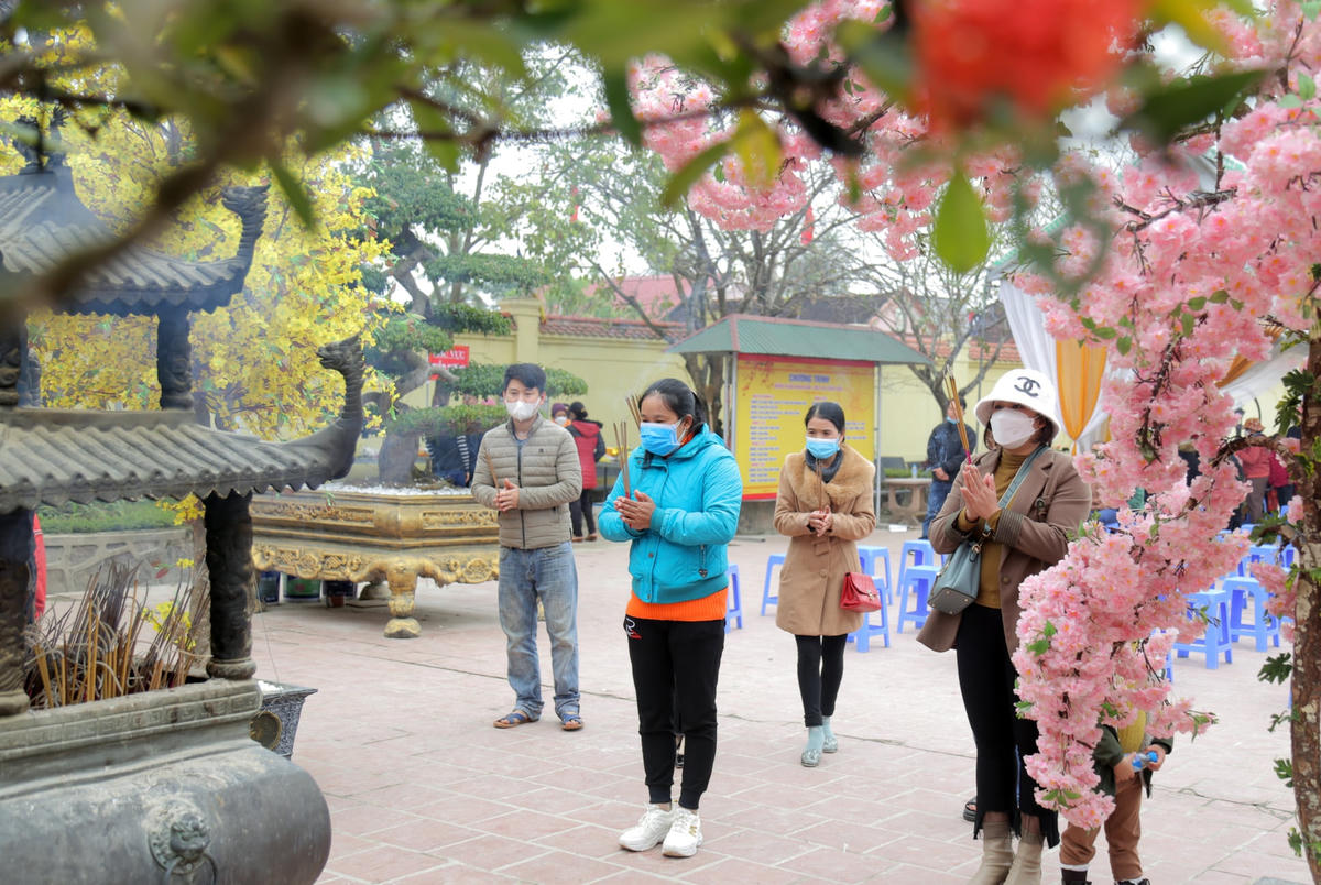 "Từ lâu, văn hóa đi lễ chùa đã hình thành trong nếp sống của người Việt. Chính vì vậy, cần kiểm soát, nhìn nhận và đưa ra phương hướng giải quyết đúng đắn để nét đẹp này được gìn giữ và phát huy", TS Lưu Hồng Minh bày tỏ. 