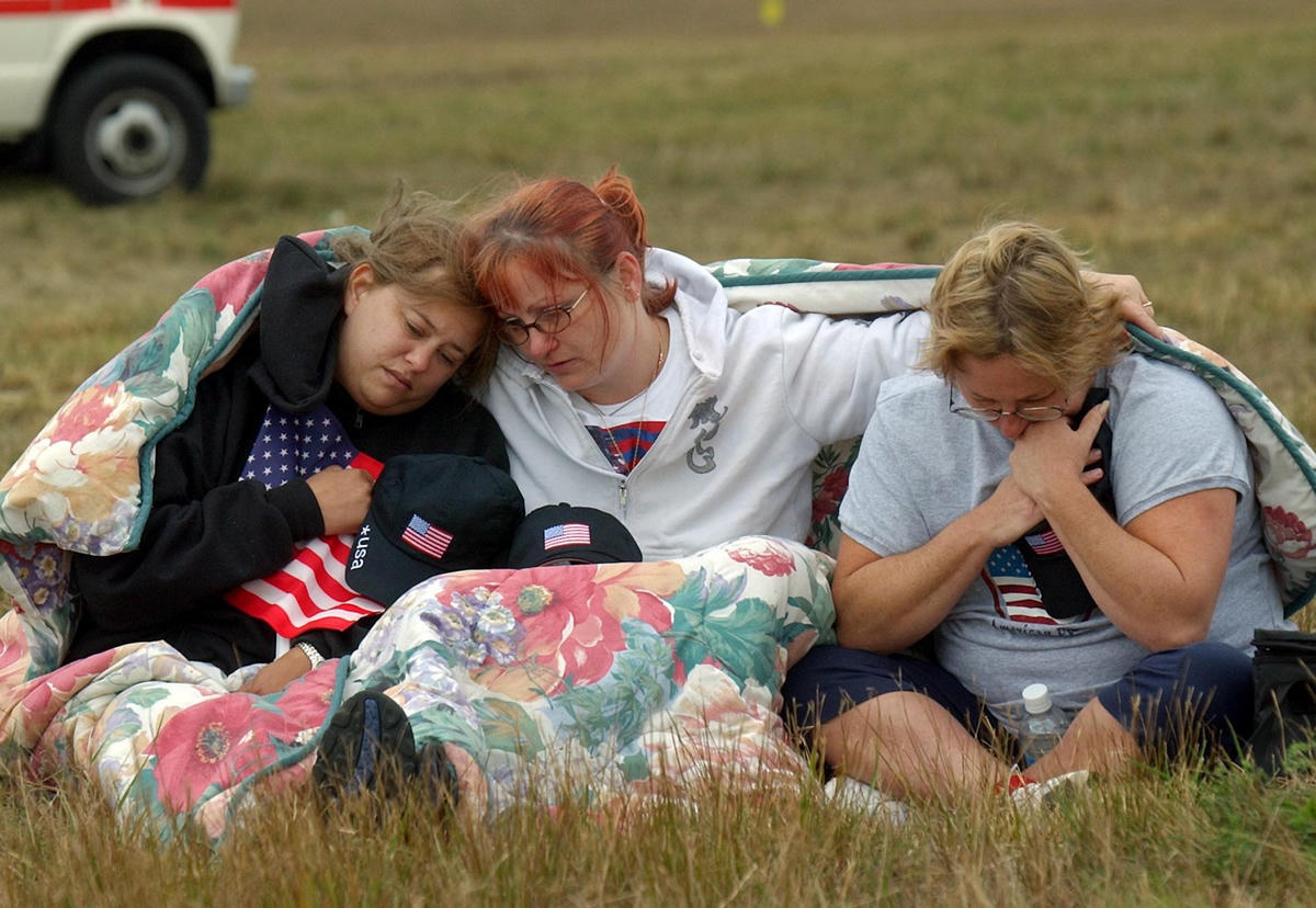 Các nhà điều tra tại cánh đồng nơi chiếc máy bay thứ tư lao xuống ở hạt Somerset bang Pennsylvania. Ảnh: REUTERS