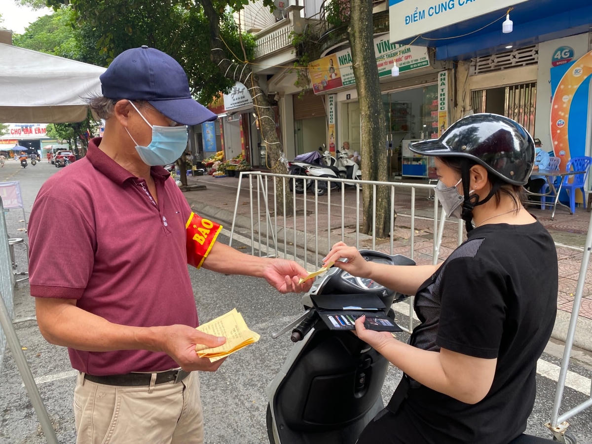 Một cán bộ Ban quản lý chợ Gia Lâm cho biết, từ ngày 29/7, chợ Gia Lâm chỉ nhận người của các phường Ngọc Lâm, Gia Thụy, Bồ Đề vào chợ. Người dân đi chợ chia theo ngày chẵn, ngày lẻ, thực hiện các biện pháp phòng chống dịch, mua đủ lương thực cho 3 ngày.