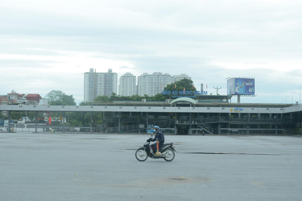 Tương tự, tại bến xe Nước Ngầm vẫn chưa được mở cửa trở lại.