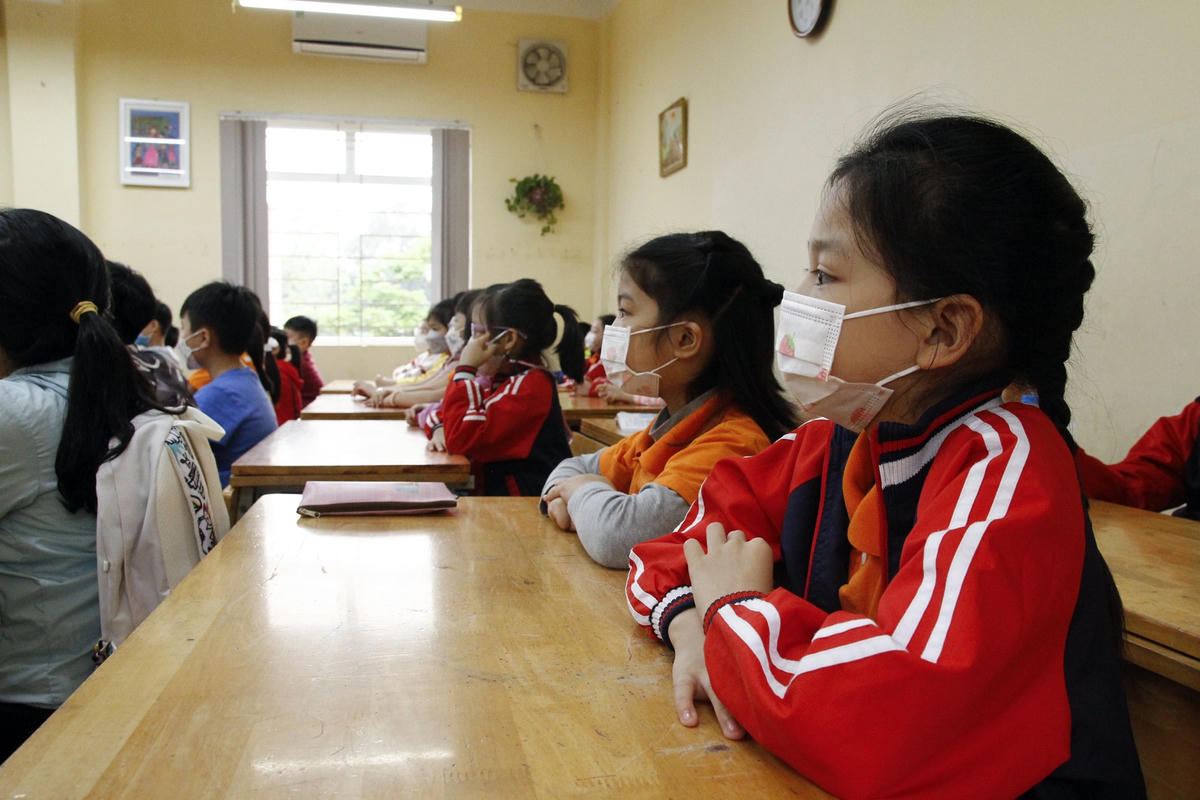 Học sinh tiểu học Hà Nội trong nhưng ngày đầu trở lại trường học.