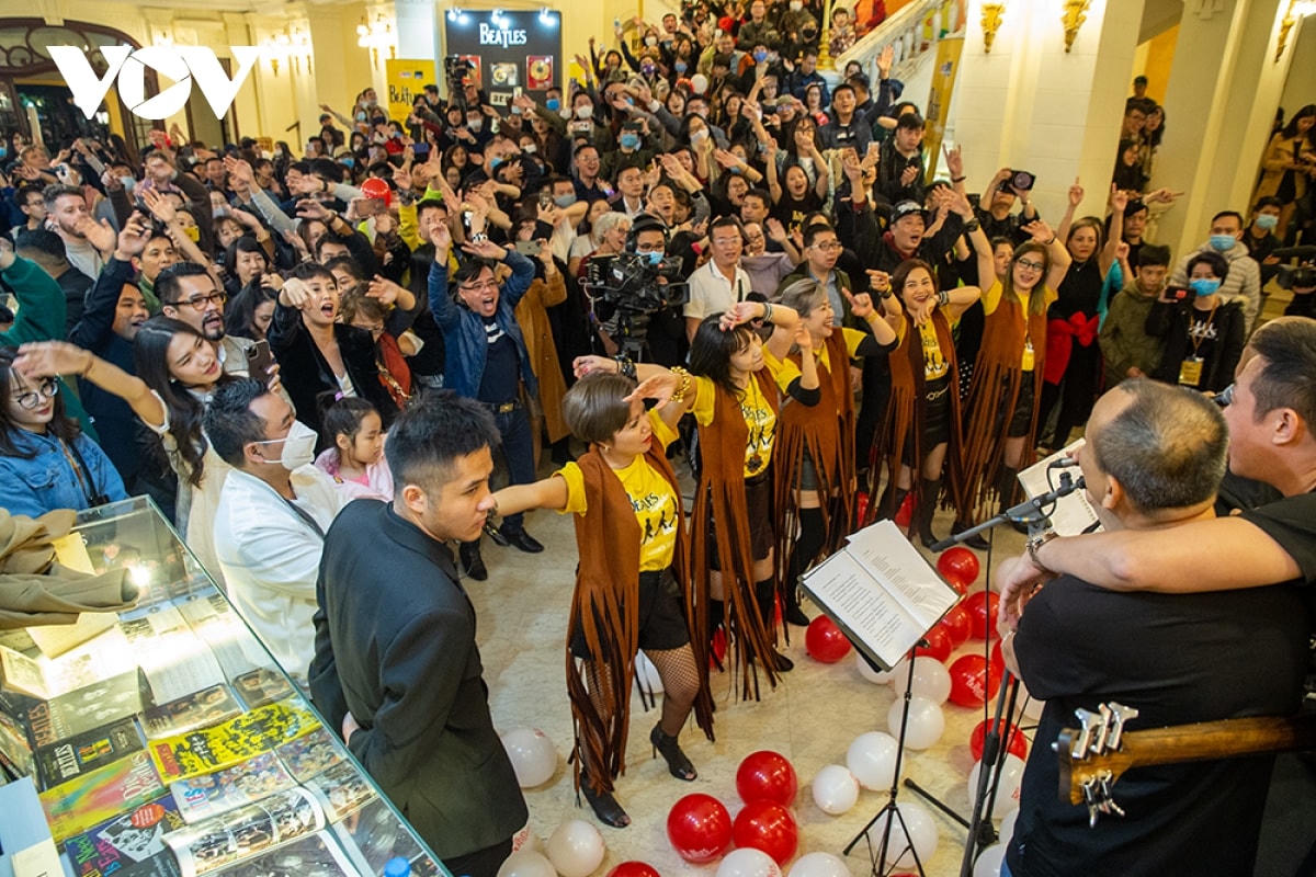 Nếu như ở phía trong sân khấu, âm nhạc của The Beatles mang nhiều tính học thuật, nghệ thuật thì ở phía ngoài giống như một festival âm nhạc, nơi khán giả được đến gần hơn với ban nhạc, nơi âm nhạc được chơi với sự mộc mạc và gần gũi.  