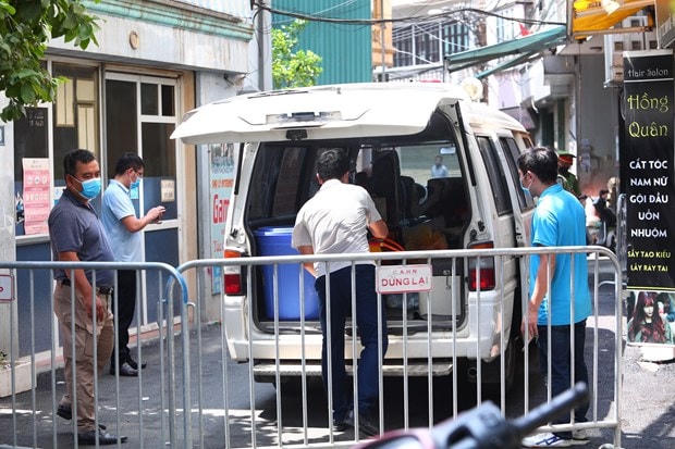 Lực lượng chức năng phong tỏa khu vực ngõ 230/26 Mễ Trì Thượng, nơi có trường hợp nghi nhiễm Covid-19 đang sinh sống để phun thuốc khử khuẩn. (Ảnh: Lê Phú/TTXVN).  
