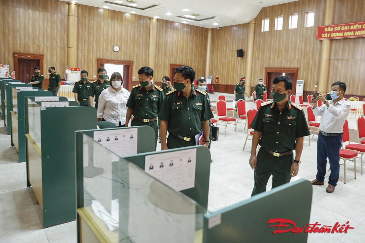 Đoàn kiểm tra thực hiện nhiệm vụ. Ảnh: Quang Vinh. 