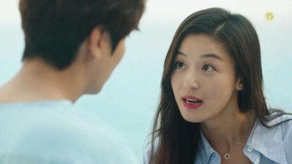 Jun Ji Huyn và Lee Min Ho từng hợp tác trong bộ phim Huyền thoại biển xanh, nữ diễn viên gây chú ý bởi phong cách ăn mặc sang chảnh, cá tính, thời thượng.