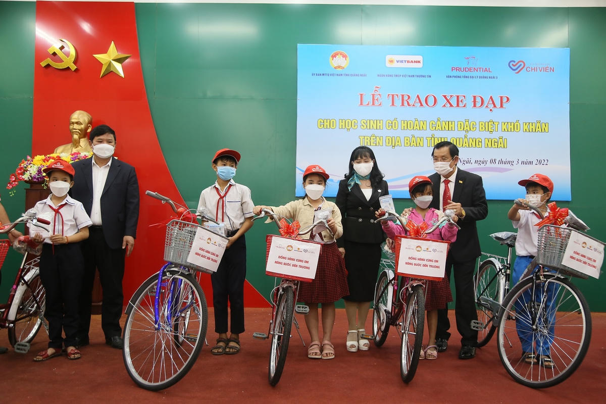 Các đơn vị trao tặng xe đạp cho học sinh khó khăn ở Quảng Ngãi.