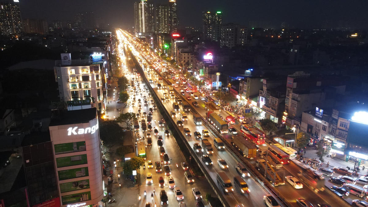 Chen nhau 'nhích từng cm' trên đường vành đai 3 Hà Nội&nbsp;