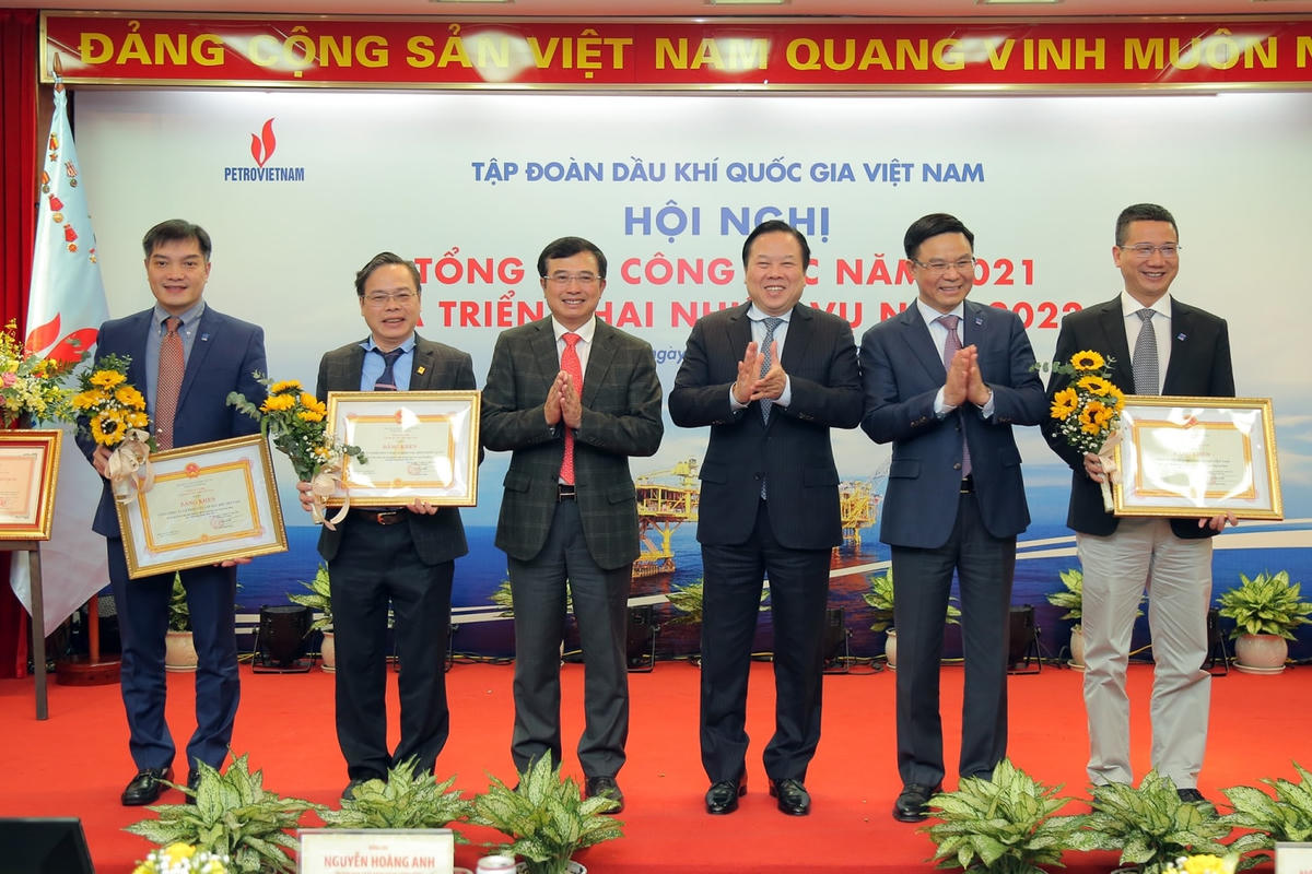 Tặng thưởng Bằng khen của Tổng Giám đốc Tập đoàn cho 04 tập thể đã nỗ lực khắc phục khó khăn, đạt kết quả tích cực trong hoạt động SXKD năm 2021.