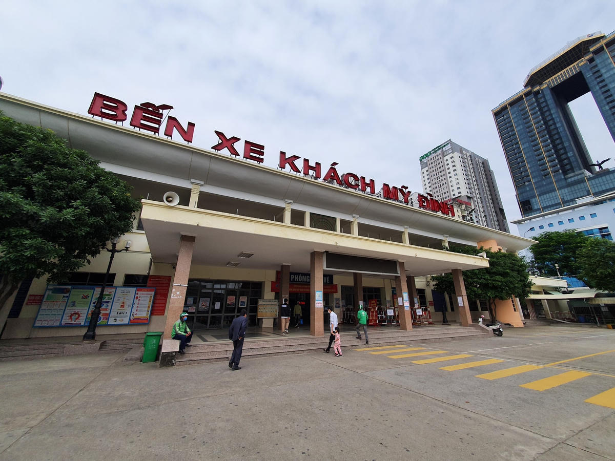 Ghi nhận của PV Đại Đoàn Kết Online tại Bến xe Mỹ Đình sáng 24/10, không khí đìu hiu, vắng vẻ. Lượng khách đến bến xe rất ít dù là ngày cuối tuần.