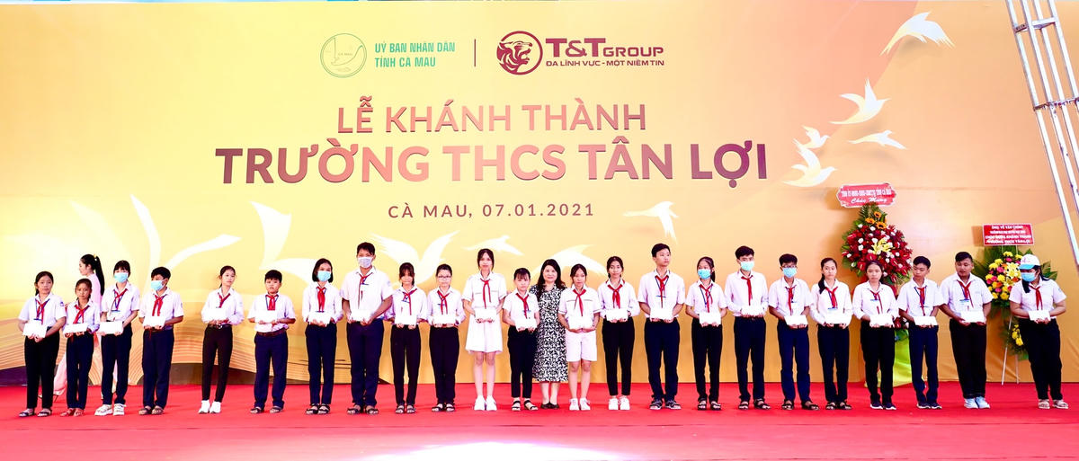Trao học bổng cho các em học sinh nghèo vượt khó, các em học sinh có thành tích học tập xuất sắc của trường THCS Tân Lợi.