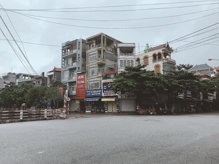 Đường phố vắng người qua lại.