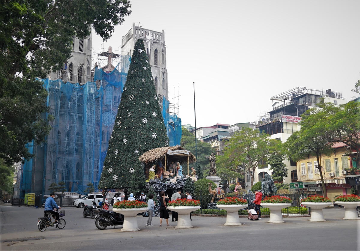 Nhà thờ Lớn (số 40 Nhà Chung, Hàng Trống, quận Hoàn Kiếm) là một trong những nhà thờ cổ của Hà Nội. Trước lễ Giáng sinh, hầu khắp vị trí trong và ngoài nhà thờ đều được trang hoàng.