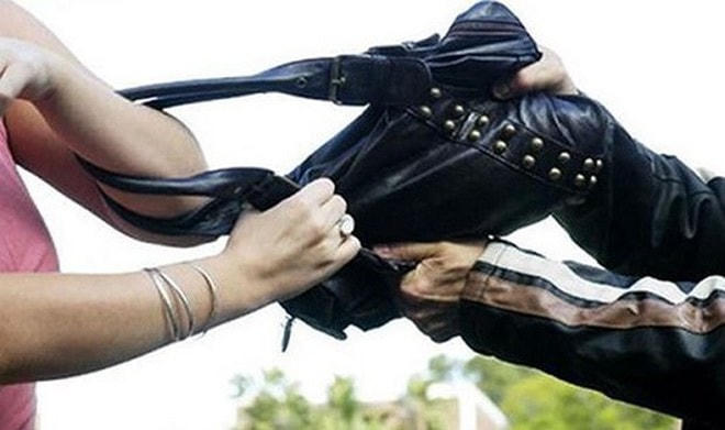 Khi đang đi xe máy, nên tránh giành lại túi vì có thể bị té ngã và gặp tại nạn.