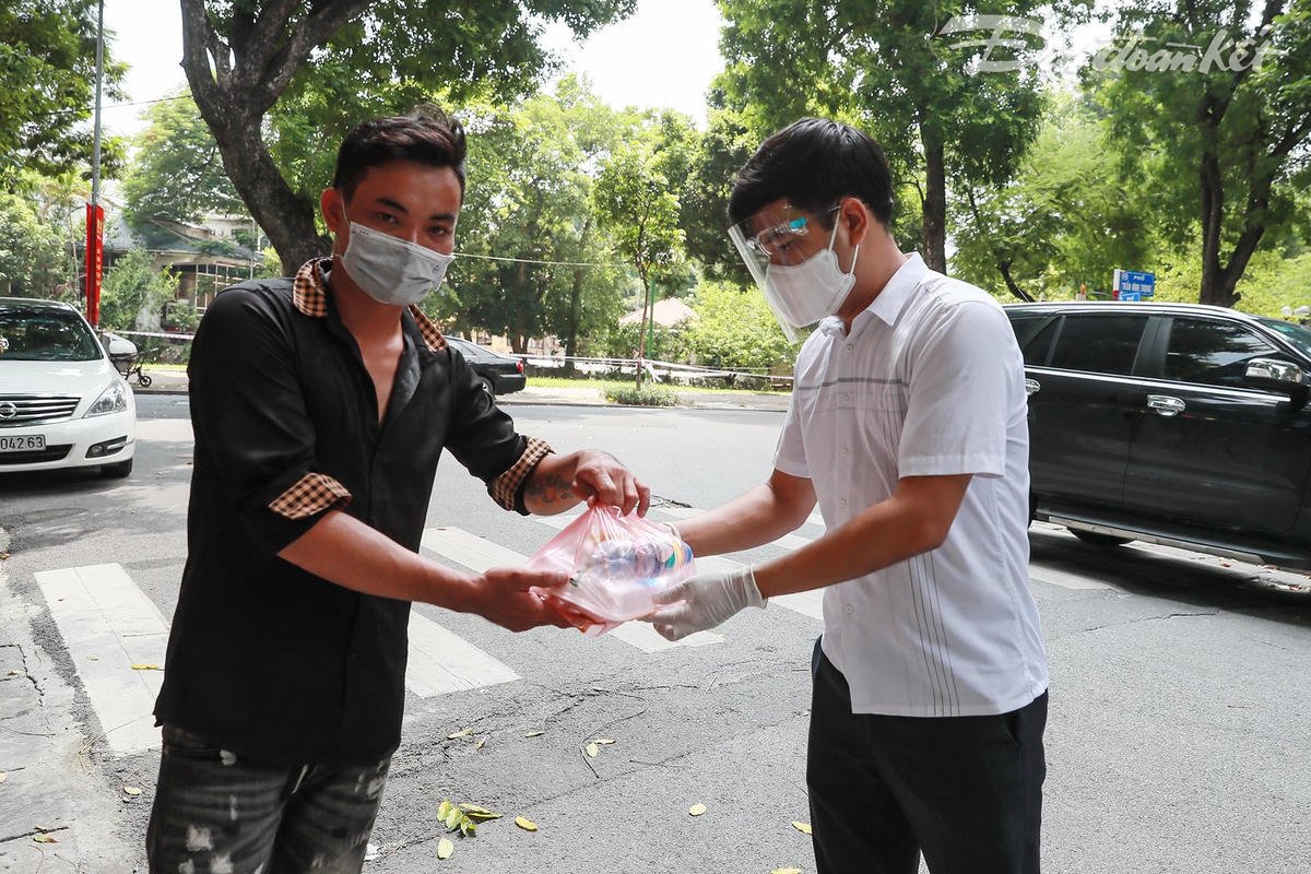 [ẢNH] 10.000 suất cơm sẽ đến với 3.000 người có hoàn cảnh ngặt nghèo trong đại dịch Covid-19