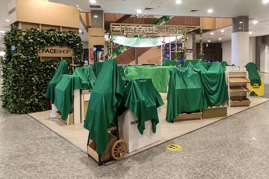 Các của hàng kinh doanh tại một trung tâm mua sắm ở Myanmar đóng cửa sau khi quân đội nắm quyền kiểm soát đất nước.