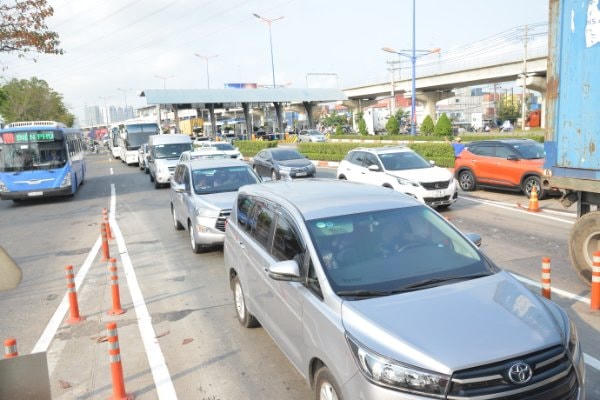 Xe nối đuôi qua trạm. Ảnh: Trung Lĩnh.