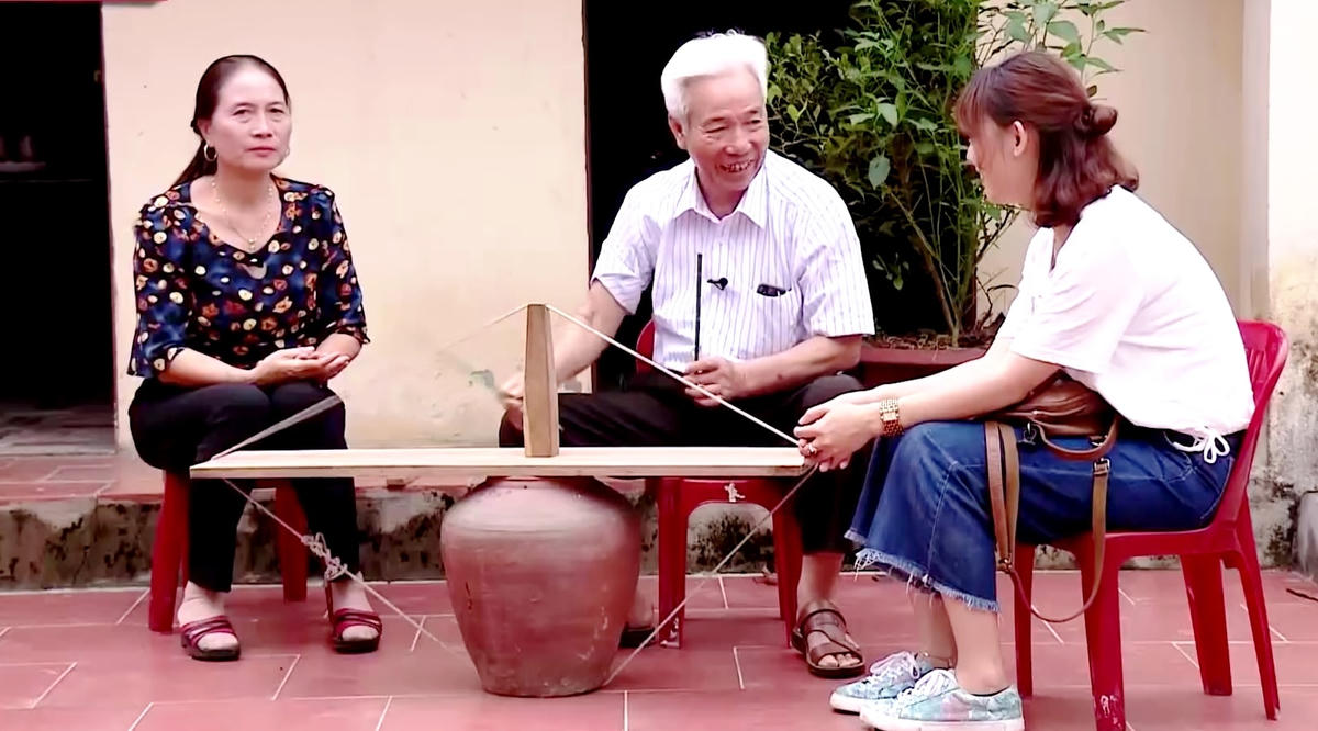 Nghệ nhân Nguyễn Đình Lâu chia sẻ về chiếc trống sành.