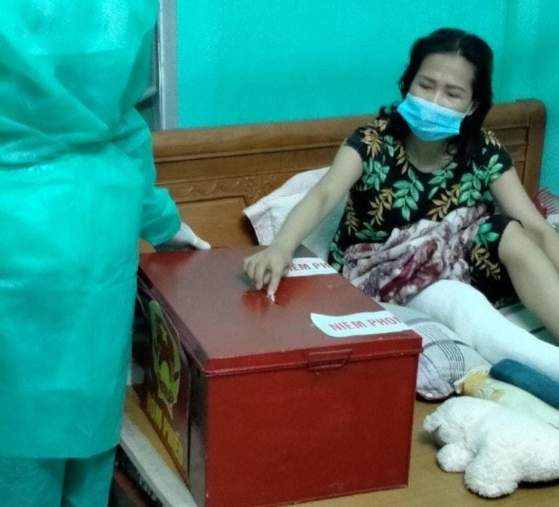 Người bệnh được bỏ phiếu ngay trên giường bệnh.